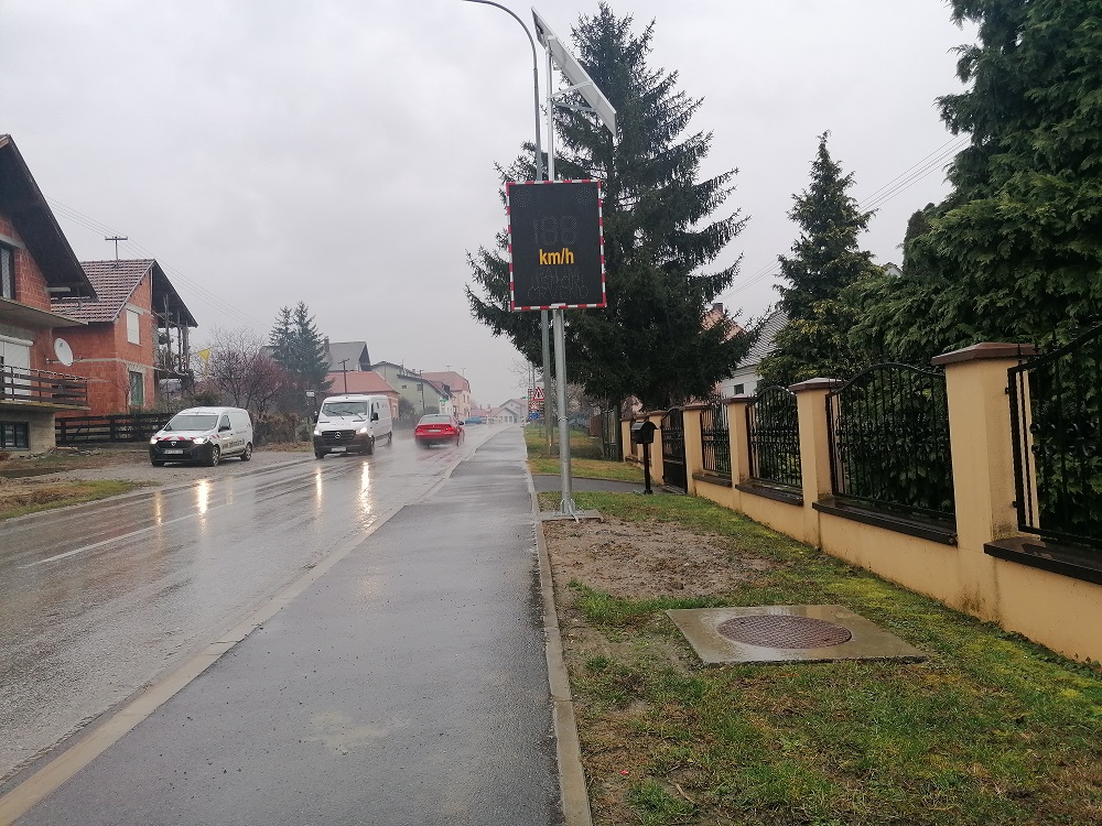 Postavljen semafor "usporivač"