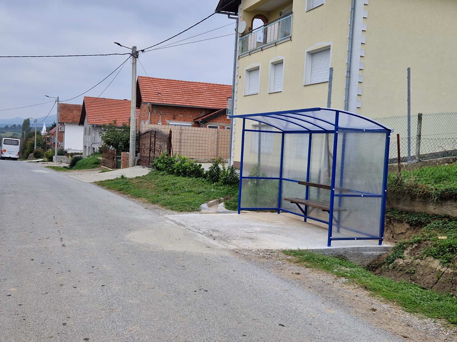 Autobusno stajalište u naselju Doljanovci